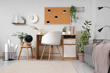 İş yeri, bitkiler ve iğne tahtasıyla birlikte ofis içi