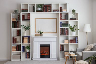 Kitaplıkları, kanepesi, sehpası ve şöminesi olan modern ev kütüphanesi.