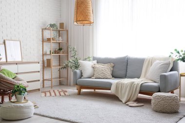 Rahat bir kanepe, koltuk, çekmeceler, raf ünitesi ve oturma odasının içi puf.