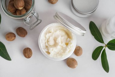 Açık arkaplanda tereyağı ve fındık kavanozu olan kompozisyon