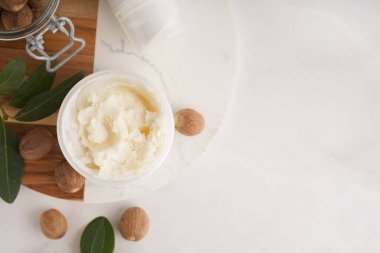 Açık arkaplanda tereyağı ve fındık kavanozu olan kompozisyon