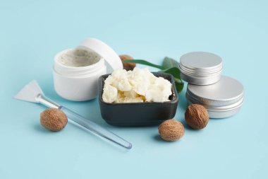 Renk arkaplanında Shea yağı, fındık ve kozmetik ürünleri içeren kompozisyon