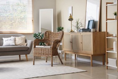 Oturma odasının içinde kanepe, koltuk ve tuvalet var.