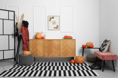 Çekmeceler, puf, askı, balkabağı ve sonbahar yaprakları koridorun iç tarafında.