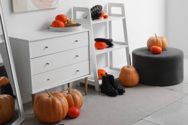 Çekmeceler, raflar, balkabakları koridorun iç tarafında.