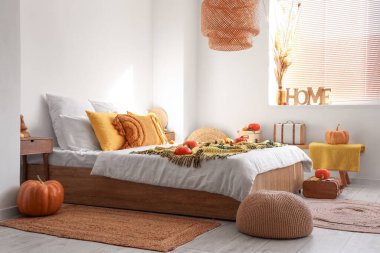 Büyük yataklı, balkabaklı ve dekorlu yatak odasının sonbaharı.