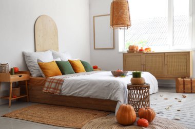 Konforlu yatak odası, çekmeceler ve balkabaklarıyla