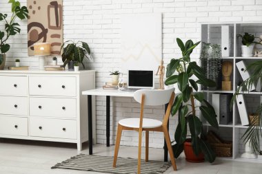 Modern işyeri, raf ünitesi ve yeşil santrallere sahip ofis içi