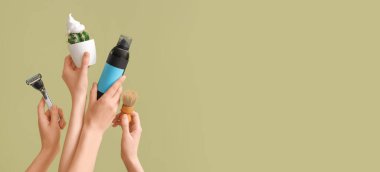 Eller jilet, tıraş fırçası, kaktüs ve traş köpüğü yeşil arka planda metinler için yer var.