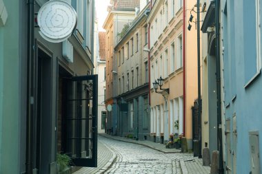 Eski binalarla şehir caddesi manzarası