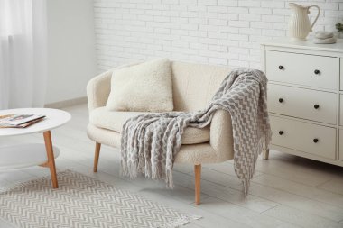 Şık kanepesi ve masası olan modern oturma odası.