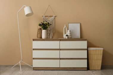 Yaban çiçekli vazo ve odadaki çekmecelerin üstünde dekor.