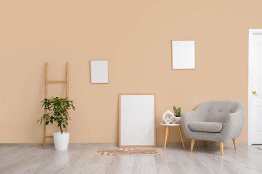 Oturma odasının içi boş çerçeveler, koltuk ve merdivenlerle dolu.