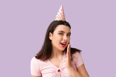 Leylak arka planda parti şapkalı güzel bir kadın.