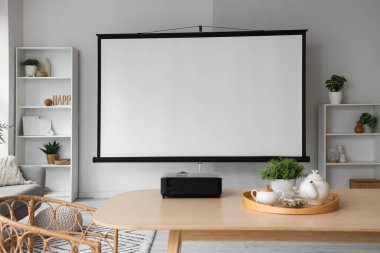 Projektör ekranlı ve yemek masalı aydınlatma odasının içi