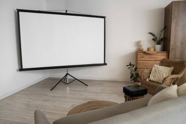 Projektör ekranlı ve koltuklu ışık odasının içi