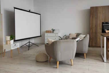 Projektör ekranlı ve koltuklu ışık odasının içi