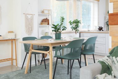 Modern yemek odasının içinde stüdyo dairede.