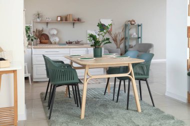 Modern yemek odasının içinde stüdyo dairede.