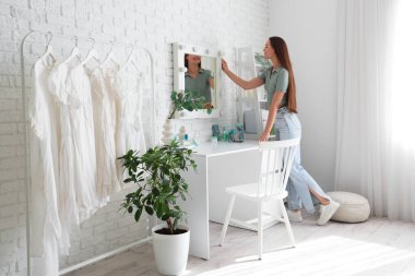 Makyaj odasında ayna yakın genç kadın