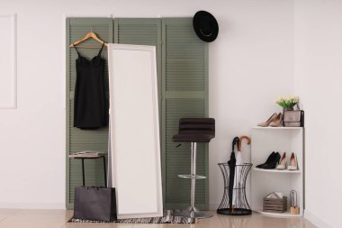 Ayna, katlanan ekran ve ayakkabılı koridorun içi