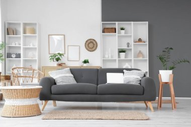 İçinde modern kanepe, sehpa ve raf üniteleri olan oturma odası.