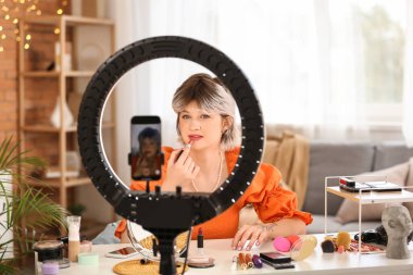 Evde video kaydederken ruj süren kadın güzellik blogcusu