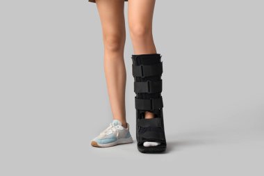 Kırık bacaklı genç bir kadın.