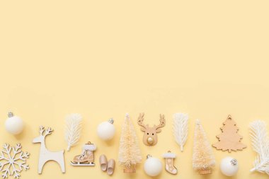 Açık sarı arkaplanda birçok Noel sembolü ve metin için boşluk