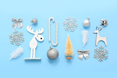 Açık mavi arkaplanda birçok Noel sembolü