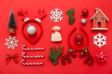 Kırmızı arkaplanda birçok Noel sembolü