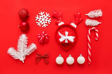 Kırmızı arkaplanda birçok Noel sembolü