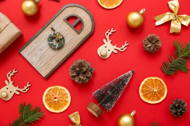 Kırmızı arkaplanda birçok Noel sembolü