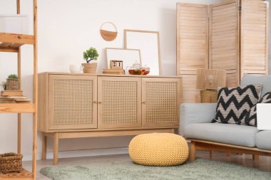 Çaydanlık ve ev dekorasyonu oturma odasında klozette.