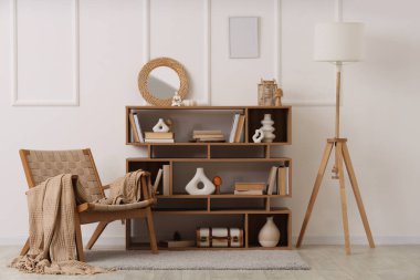 Koltuk, raf ünitesi ve lamba oturma odasının içinde.