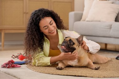 Güzel, genç, Afro-Amerikan bir kadın ve sevimli bir Fransız bulldog.