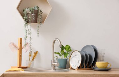 Mutfakta lavabonun yanında temiz tabakları olan bir tutucu.