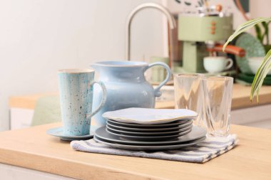 Mutfakta farklı temiz tabaklar var.