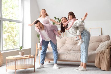 Mutlu aile evde birlikte eğleniyor