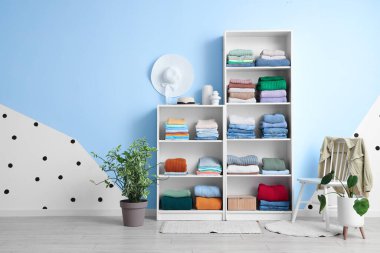 Soyunma odasının iç tarafında giysi ve çiçek rafları var.