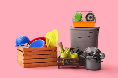 Pembe arka planda garaj satışı için istenmeyen şeyler