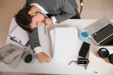 Ofiste uyuyan stresli iş adamı.