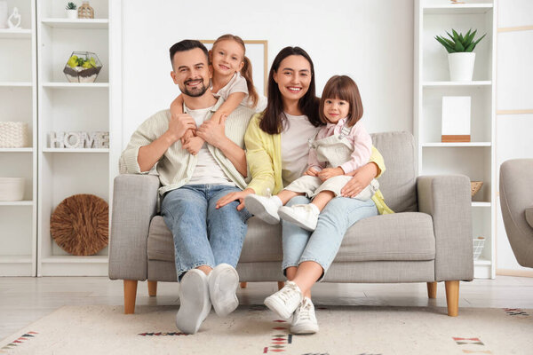 Счастливая семья сидит дома на диване