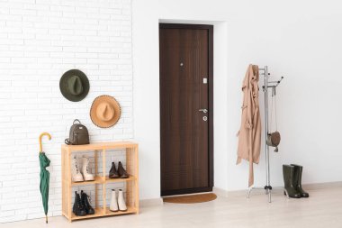 Paspası, askısı ve ayakkabısı olan modern koridorun içi.