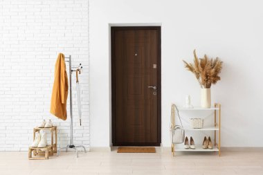 Paspası, askısı ve ayakkabısı olan modern koridorun içi.