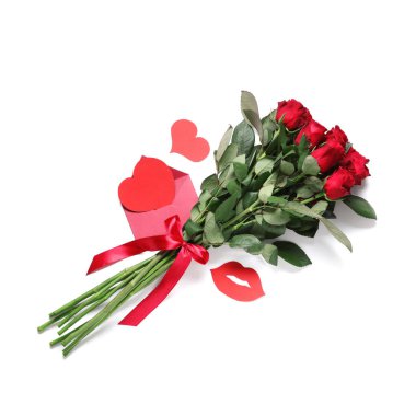 Güzel kırmızı gül çiçekleri, zarf ve beyaz arka planda kağıt kalpler. Sevgililer Günü kutlaması