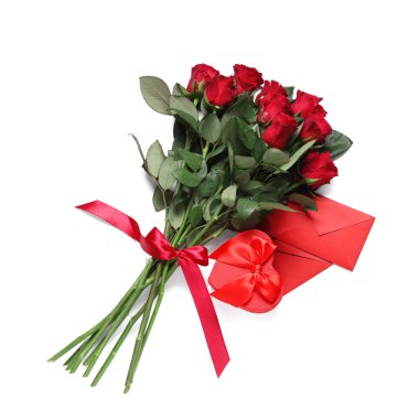 Bir buket güzel kırmızı gül, hediye kutusu ve beyaz arka planda Sevgililer Günü kutlaması için zarflar.