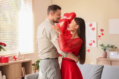 Sevgililer Günü 'nde evde dans eden genç çift