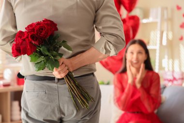 Sevgilisi için evinde gülleri olan genç bir adam Sevgililer Günü 'nde