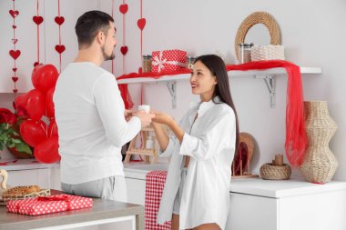 Sevgililer Günü 'nde mutfakta kahve içen genç çift.